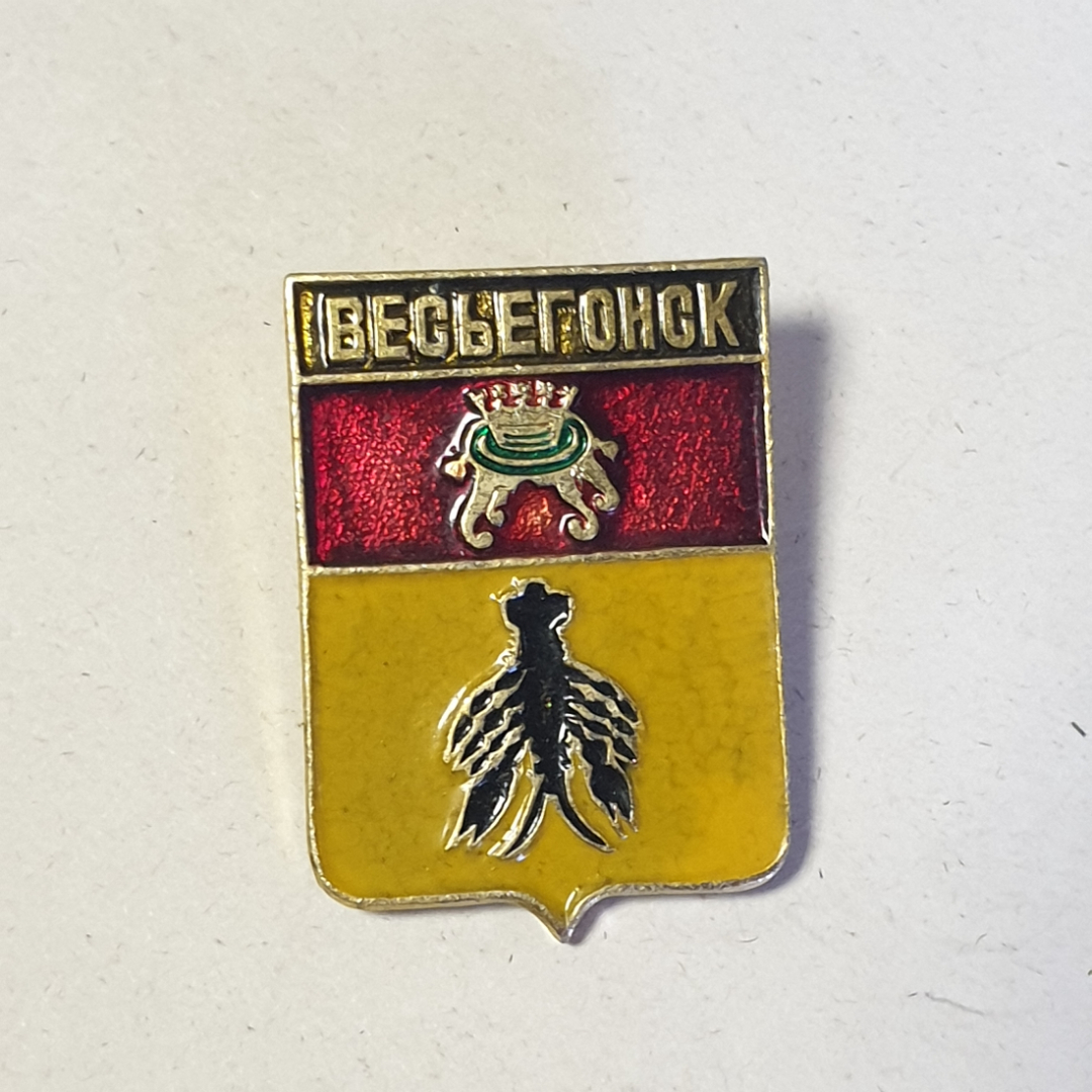 Значок СССР Весьегонск. Герб города на фоне. Металл, эмаль. Коллекционный, советский, винтажный.. Картинка 1